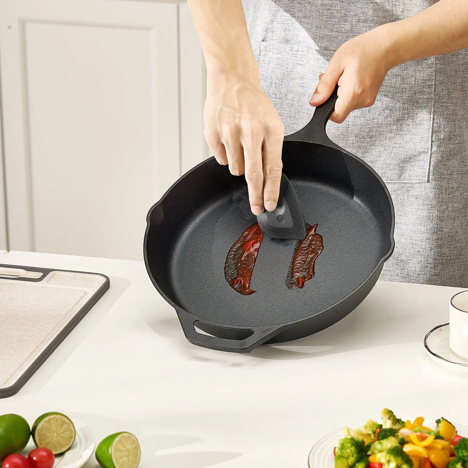 VEVOR Cast Iron Skillet, 4-Piece Frying Pan Set (6, 8, 10, 12 in), Skillets with Heat-Resistant Silicone Handle, Pre-Seasoned Chef's Pan, Kitchen Cookware, for Oven, Gas, Electrical, Induction, Black - Image 7